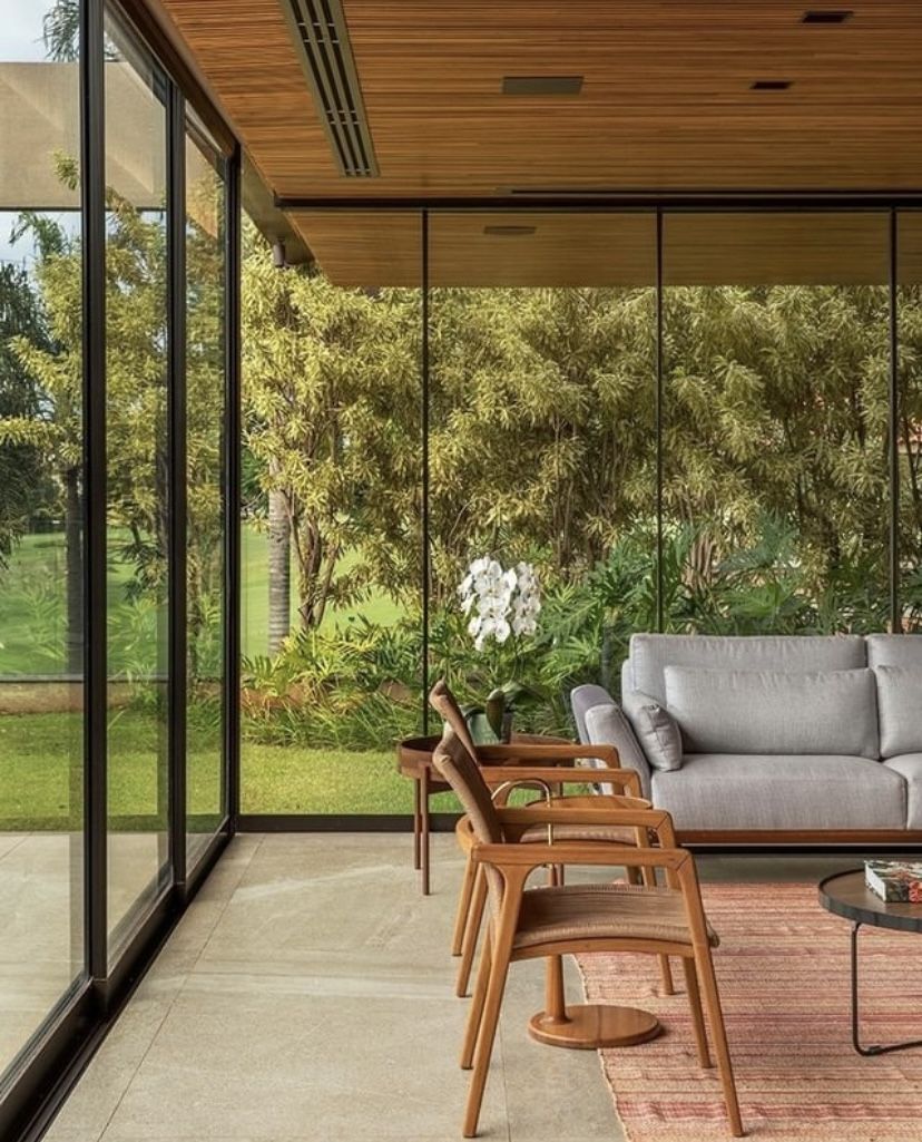 Parede curva de vidro transparente envolvendo uma piscina interna