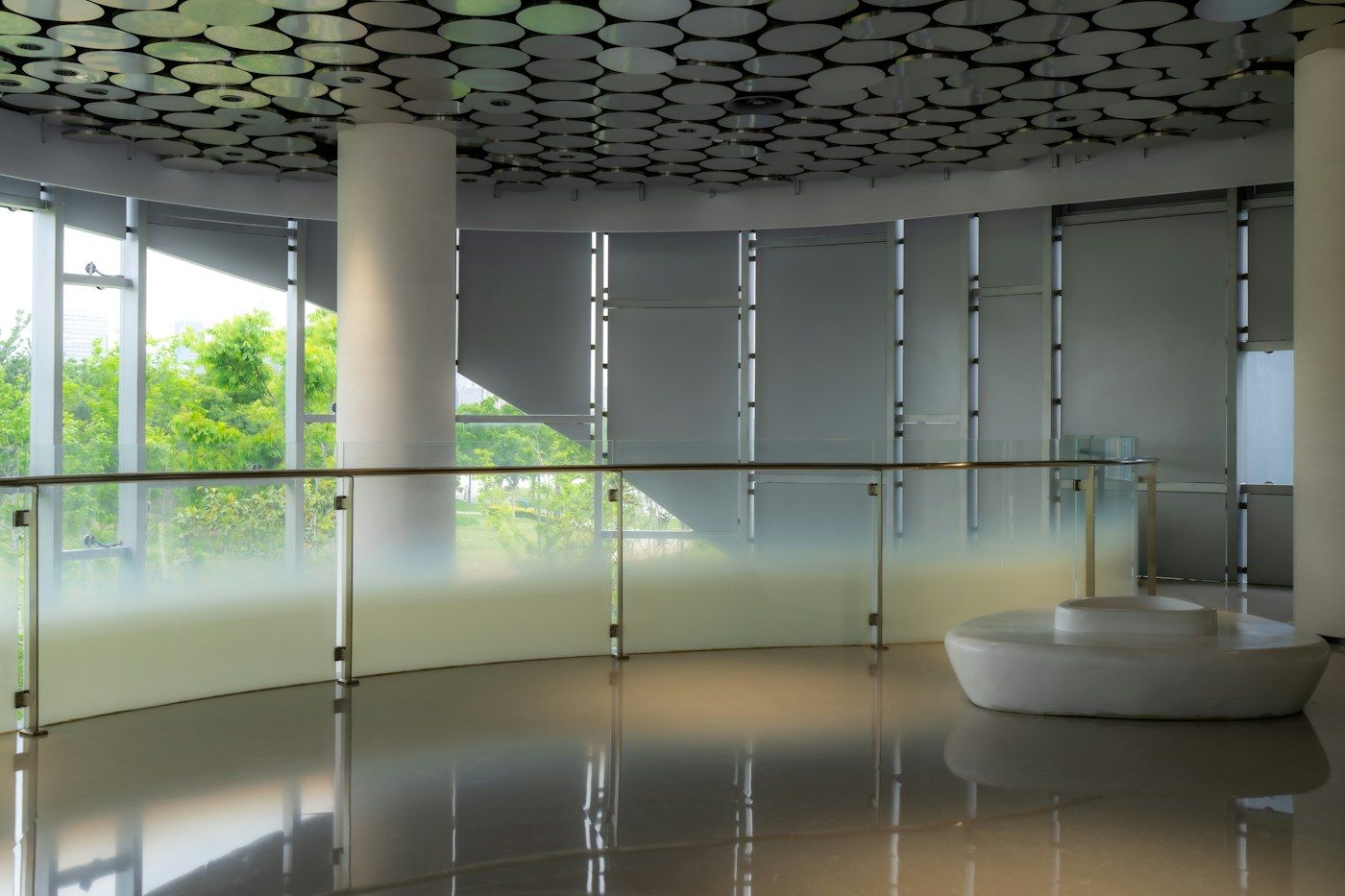 Interior moderno com guarda-corpo de vidro curvo e teto decorado