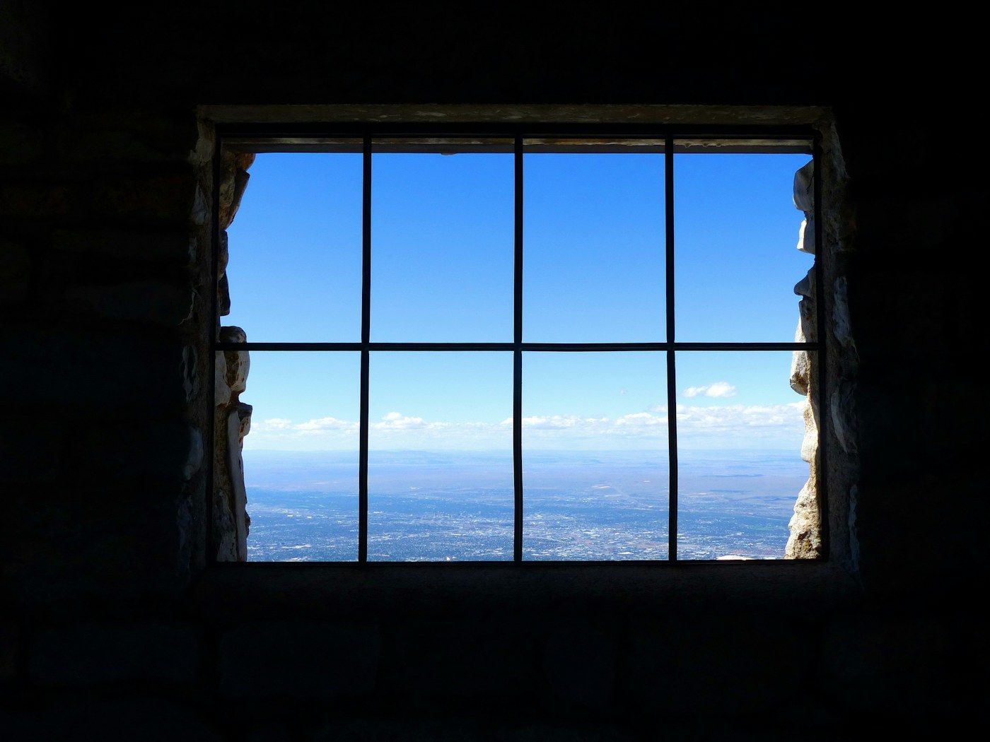 Janela panorâmica com perfil preto e vista ampla do horizonte