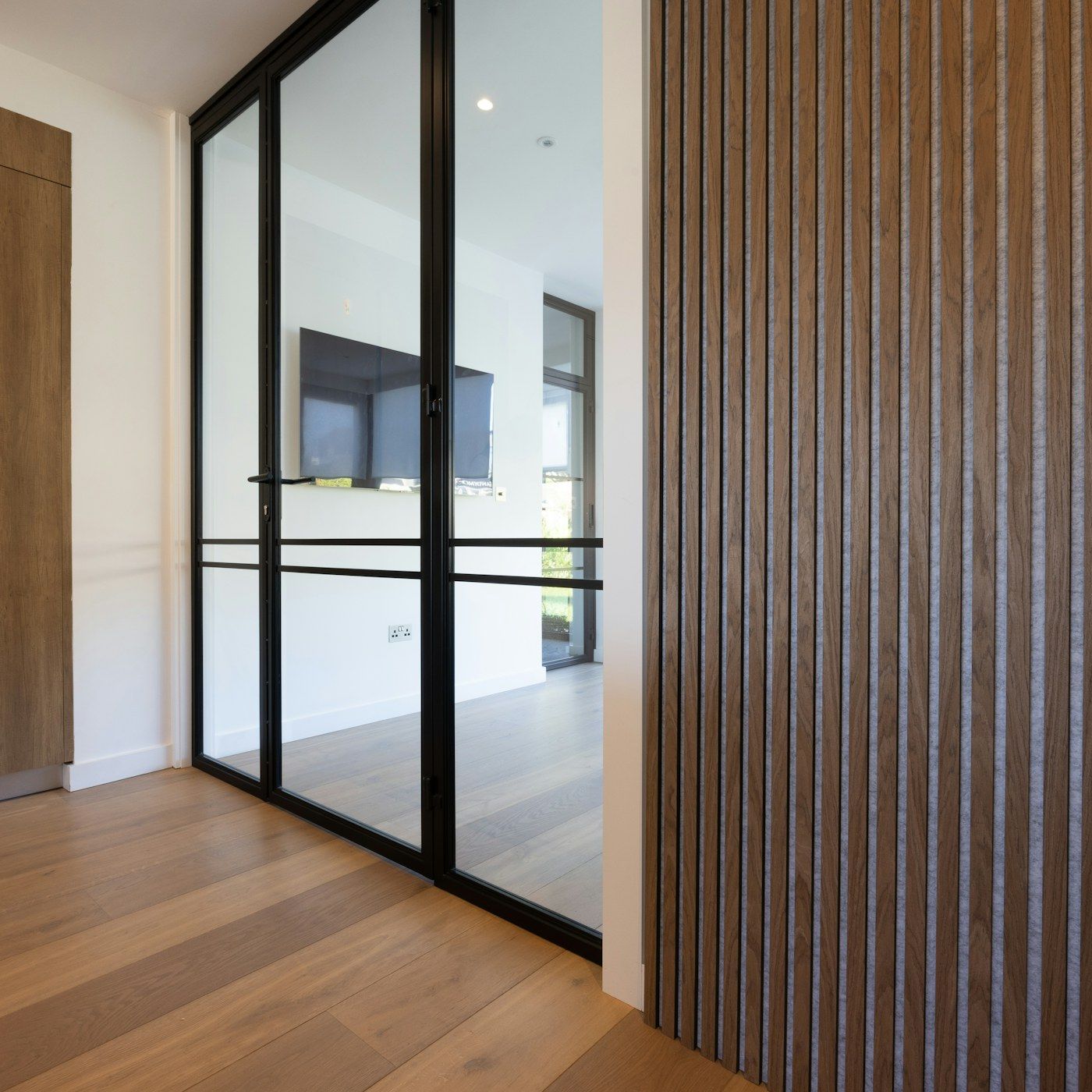 Sala vazia com porta de vidro deslizante de perfil preto
