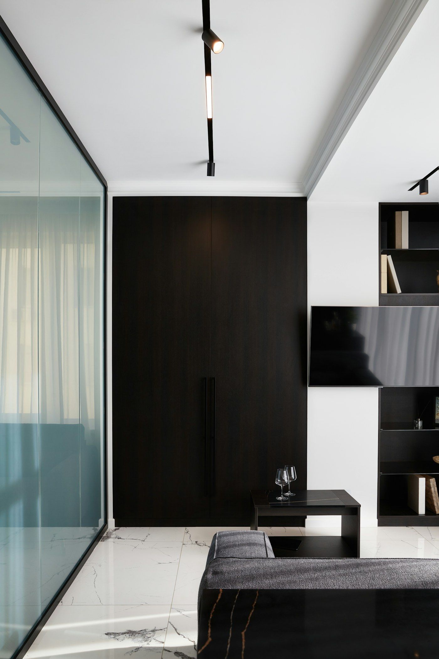 Sala moderna em preto e branco com divisória de vidro sem moldura